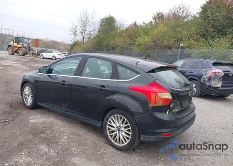 2013 Ford Focus Titanium z USA, uszkodzony, nr VIN 1FADP3N21DL348795